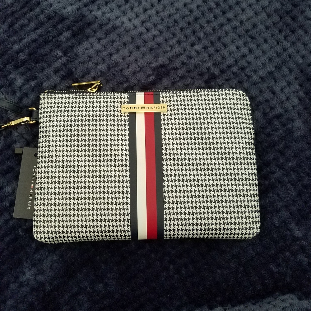 Tommy Hilfiger wristlet (NWT)